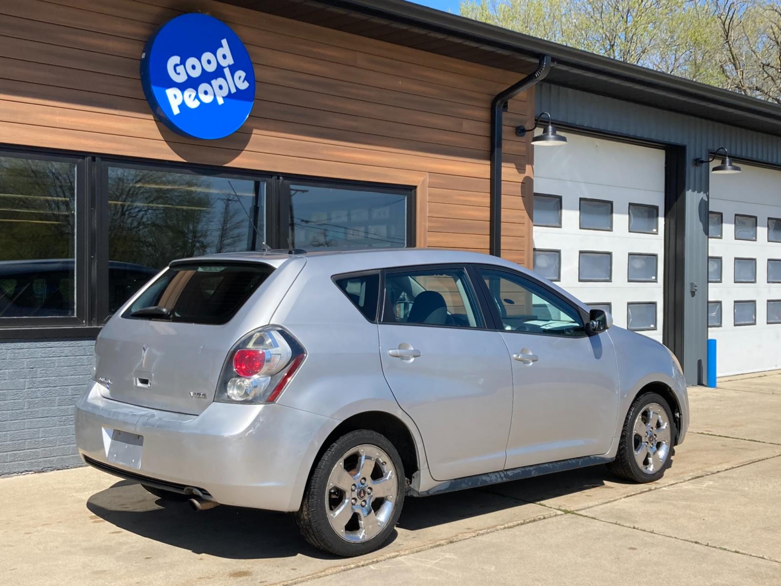 2009 Bright Silver Met Pontiac Vibe 2.4L (5Y2SP67099Z) with an 2.4L L4 DOHC 16V engine, 4-Speed Automatic Overdrive transmission, located at 1800 South Ihm Blvd, Freeport, IL, 61032, (815) 232-5543, 42.278645, -89.607994 - Photo #1